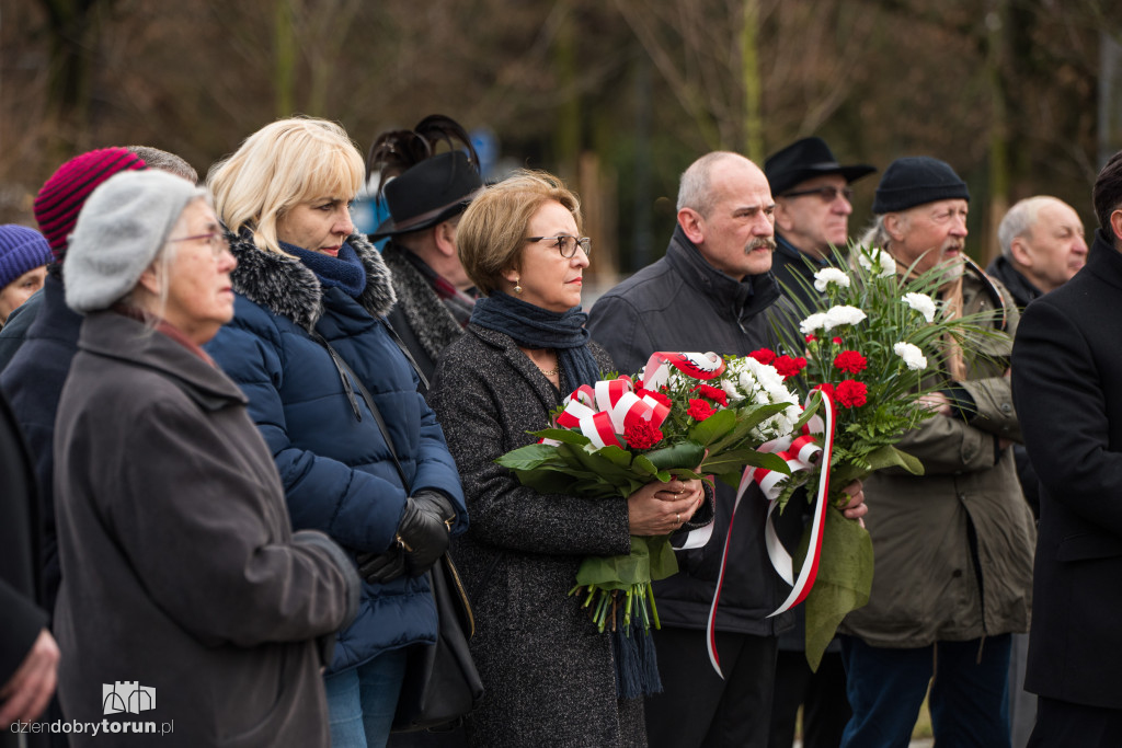 Złożenie kwiatów ku pamięci ofiar hitleryzmu