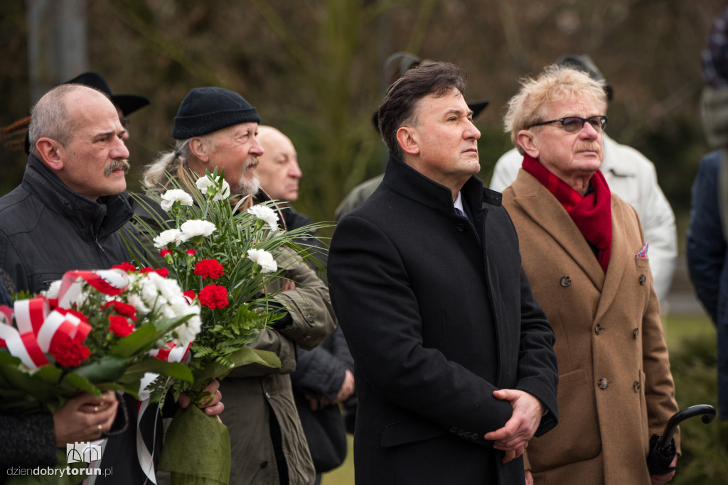 Złożenie kwiatów ku pamięci ofiar hitleryzmu