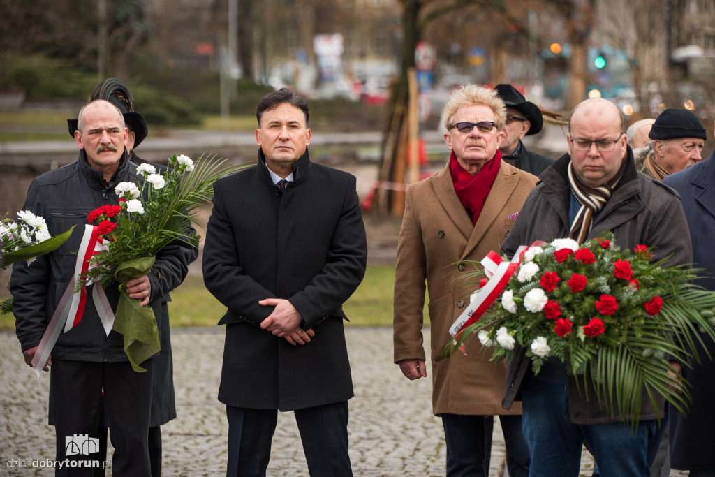 Złożenie kwiatów ku pamięci ofiar hitleryzmu