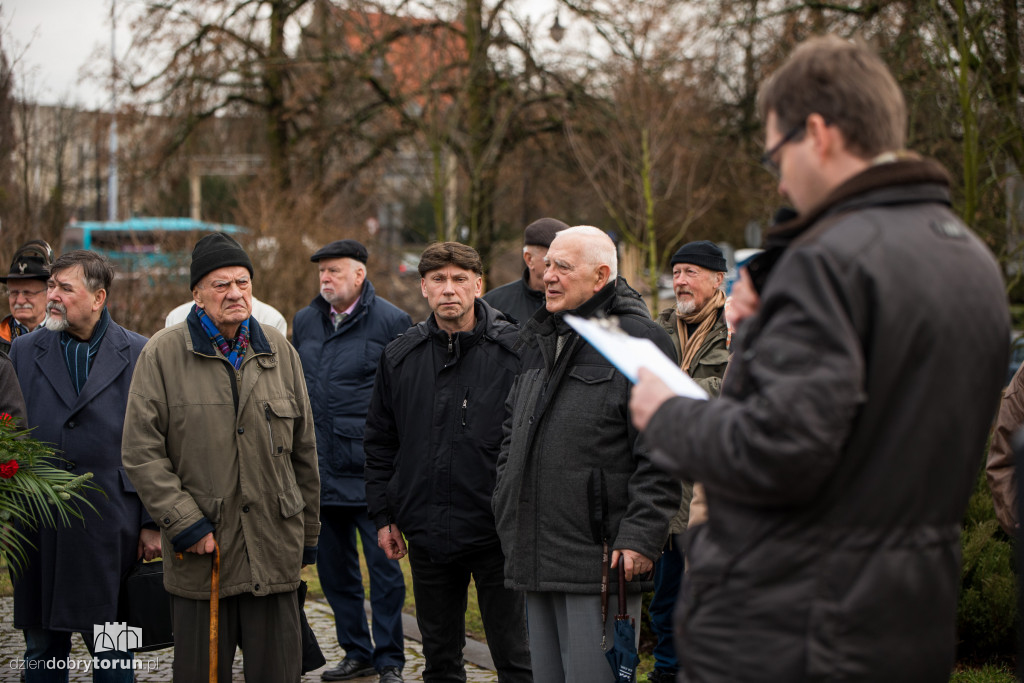 Złożenie kwiatów ku pamięci ofiar hitleryzmu