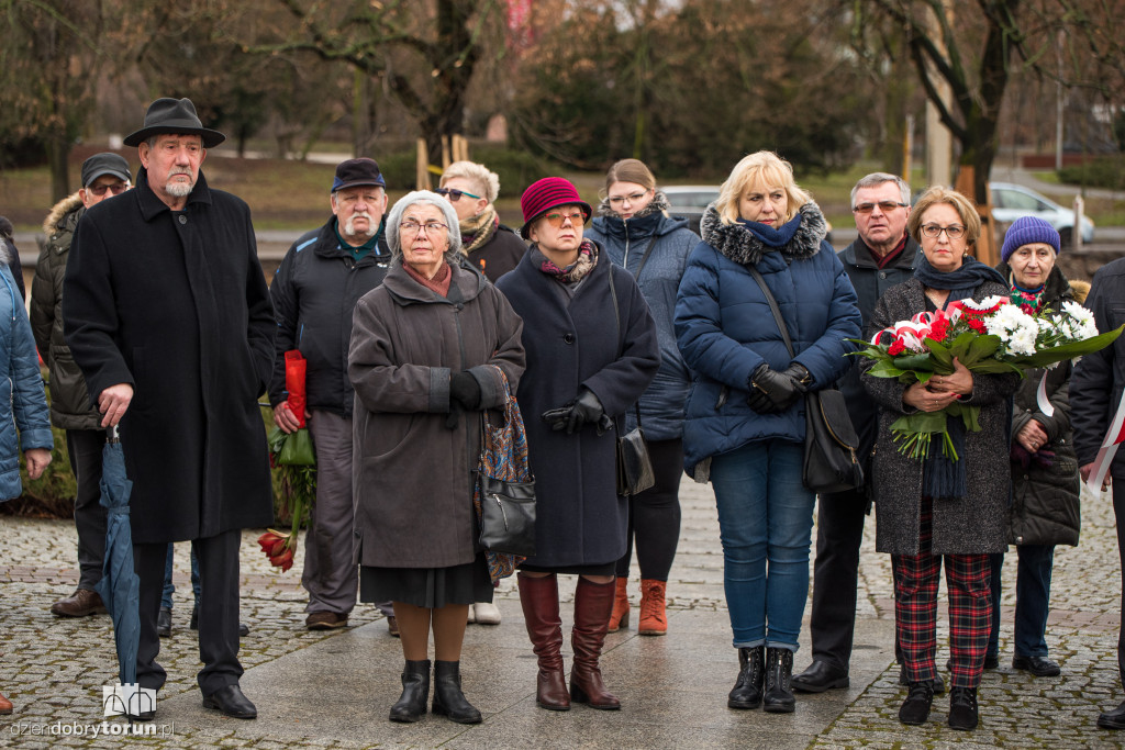 Złożenie kwiatów ku pamięci ofiar hitleryzmu