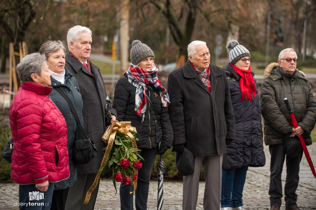 Złożenie kwiatów ku pamięci ofiar hitleryzmu