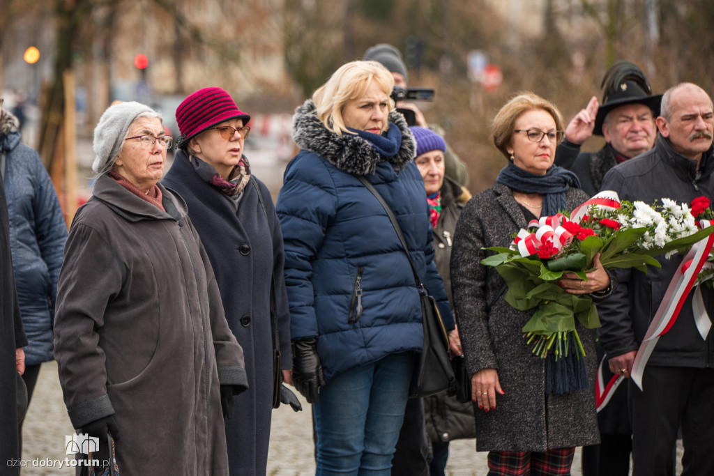Złożenie kwiatów ku pamięci ofiar hitleryzmu