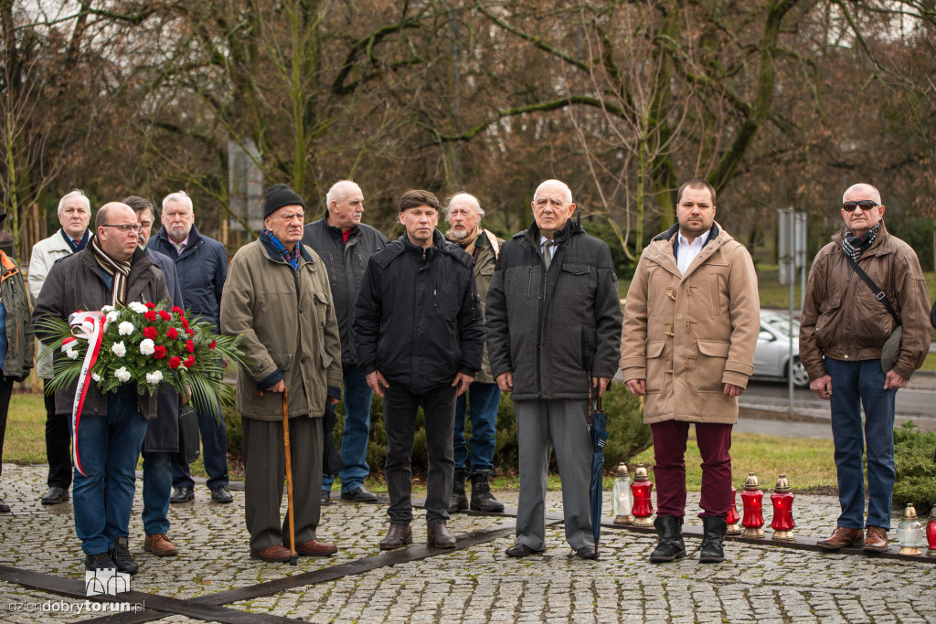 Złożenie kwiatów ku pamięci ofiar hitleryzmu
