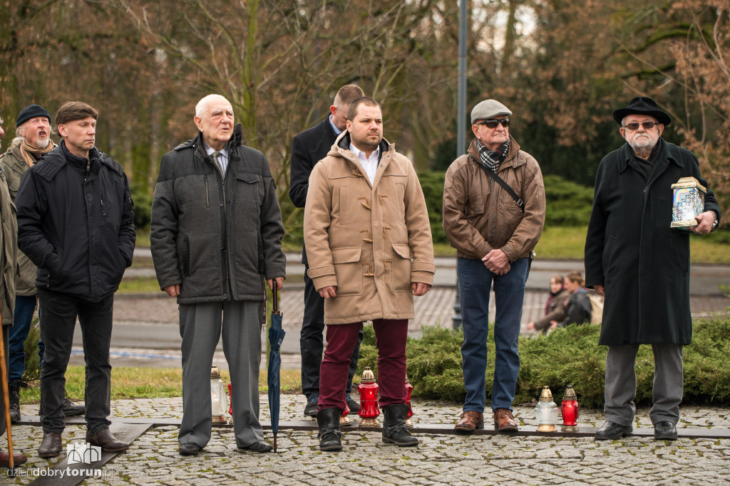 Złożenie kwiatów ku pamięci ofiar hitleryzmu