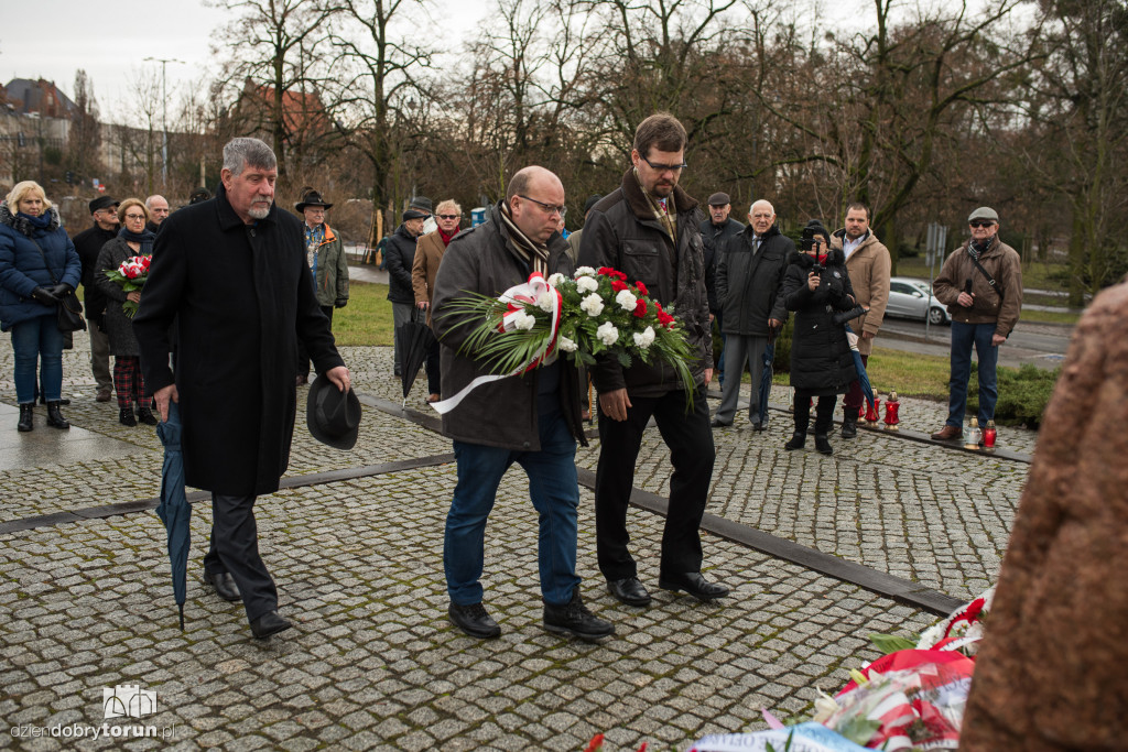 Złożenie kwiatów ku pamięci ofiar hitleryzmu