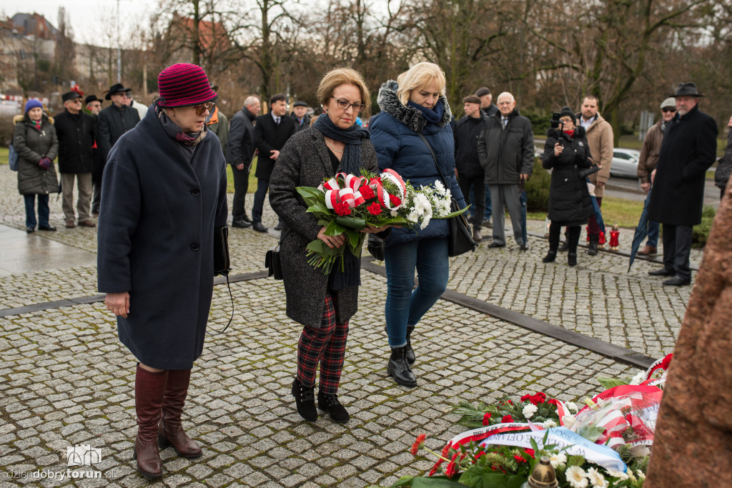 Złożenie kwiatów ku pamięci ofiar hitleryzmu