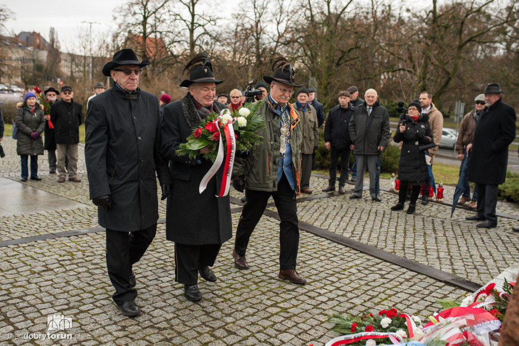 Złożenie kwiatów ku pamięci ofiar hitleryzmu