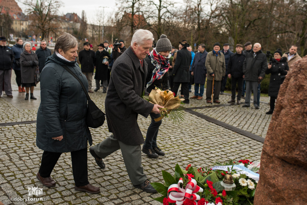 Złożenie kwiatów ku pamięci ofiar hitleryzmu