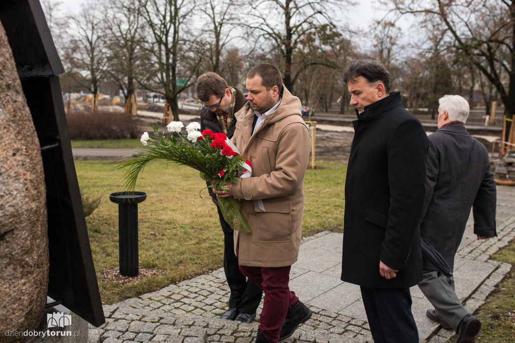 Złożenie kwiatów ku pamięci ofiar hitleryzmu