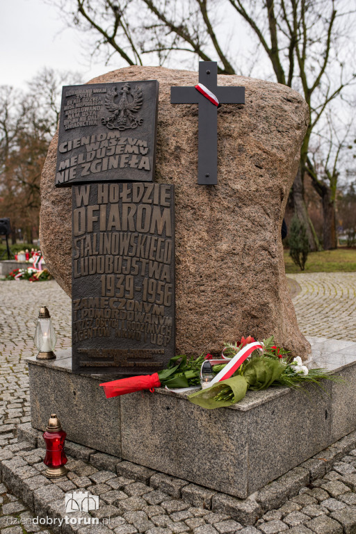 Złożenie kwiatów ku pamięci ofiar hitleryzmu
