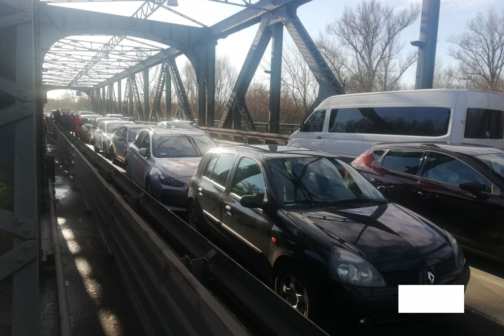 Zderzenie sześciu aut na starym moście