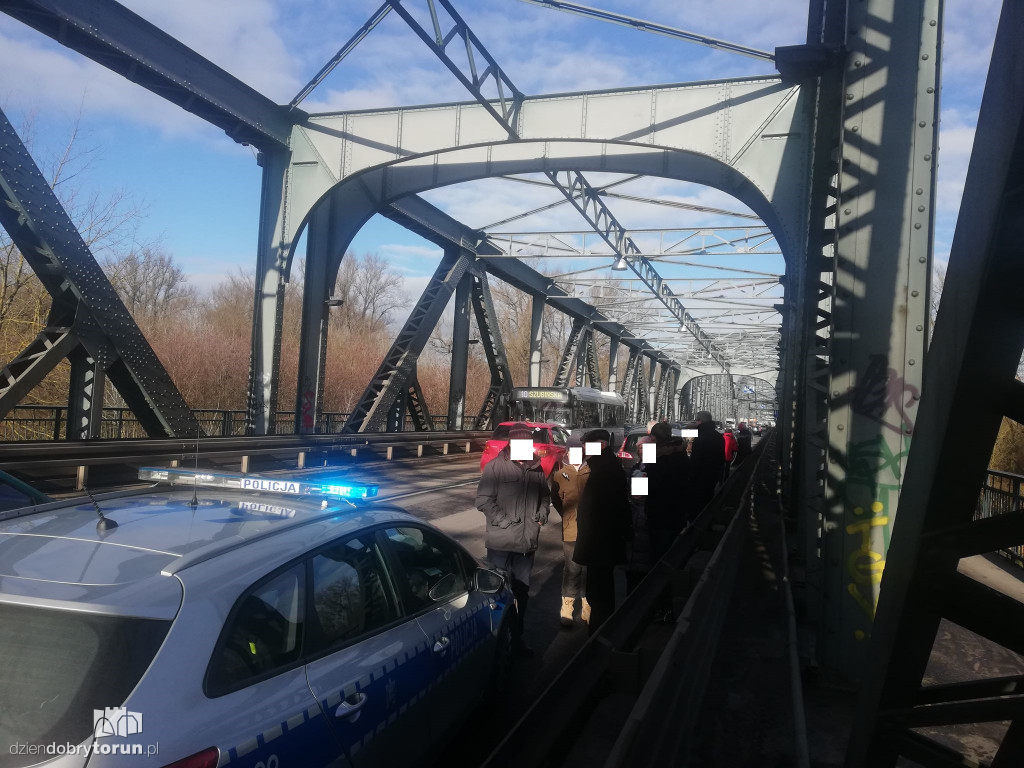 Zderzenie sześciu aut na starym moście