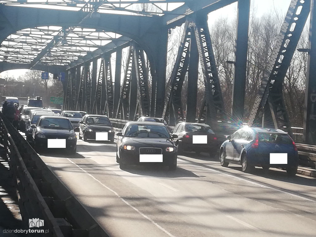 Zderzenie sześciu aut na starym moście