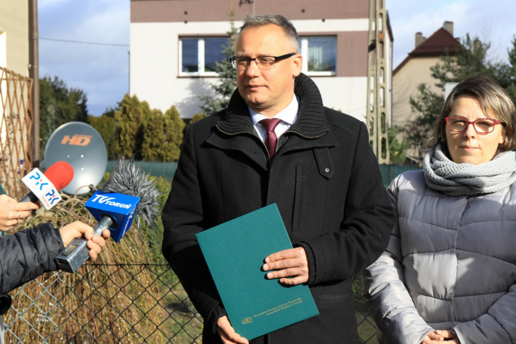 Wręczenie umowy na wymianę pieców w Toruniu