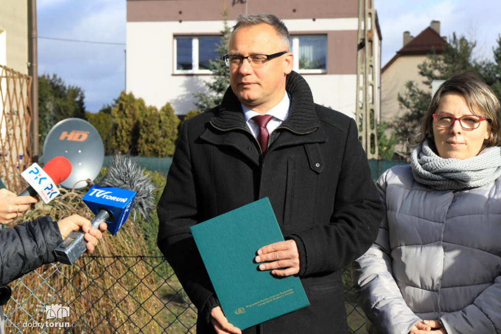 Wręczenie umowy na wymianę pieców w Toruniu