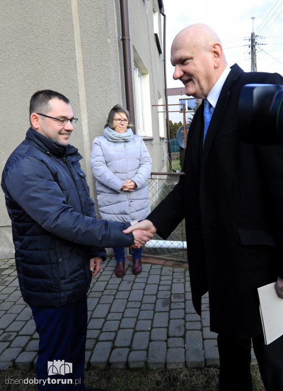 Wręczenie umowy na wymianę pieców w Toruniu