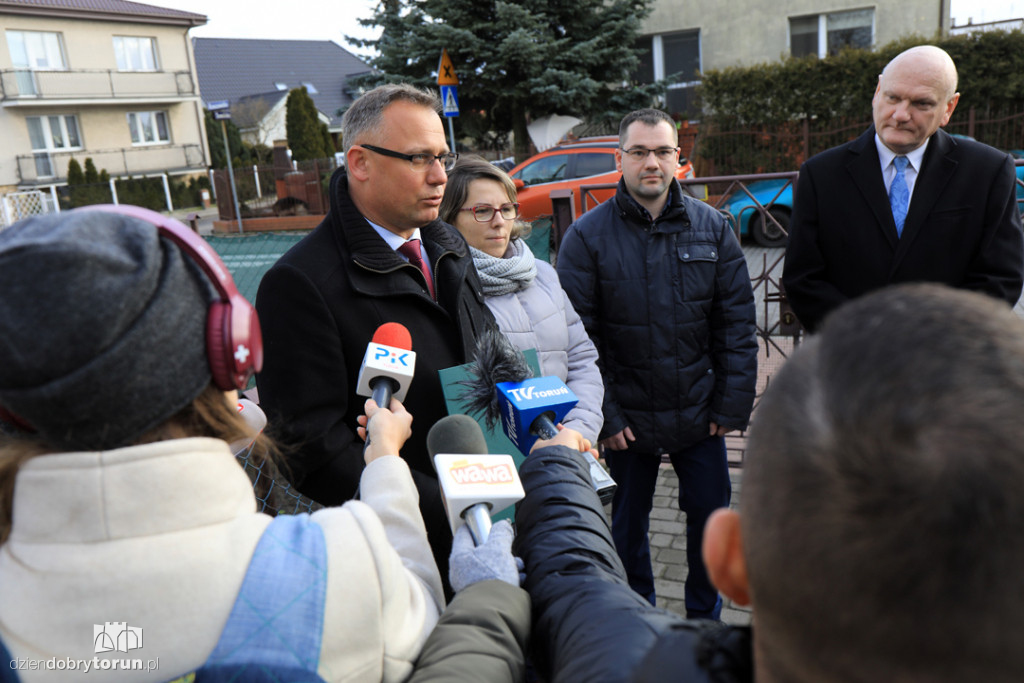 Wręczenie umowy na wymianę pieców w Toruniu