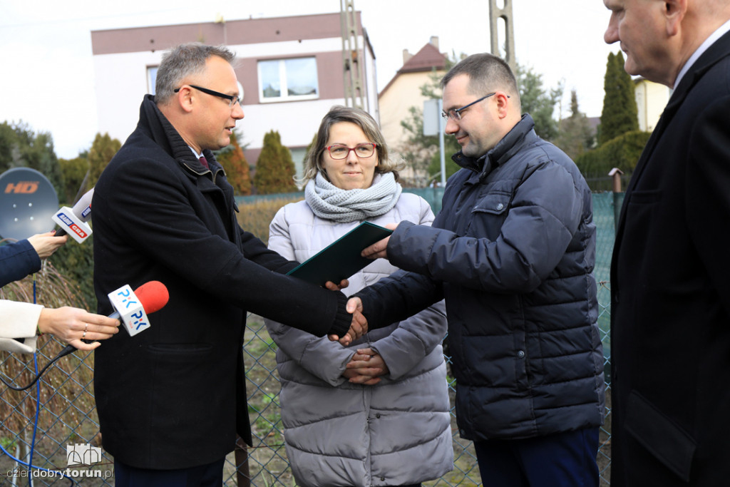 Wręczenie umowy na wymianę pieców w Toruniu