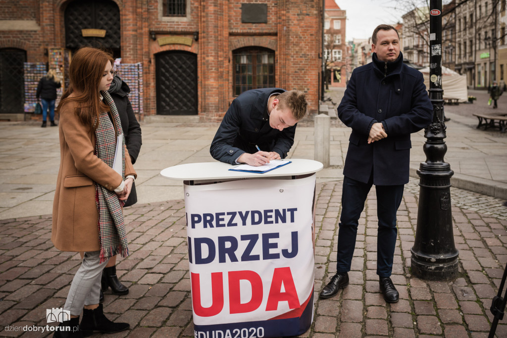 Zbiórka podpisów pod kandydaturą Andrzeja Dudy