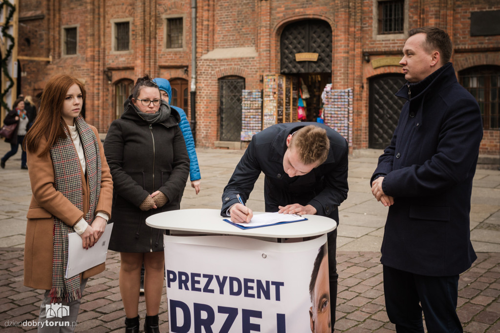 Zbiórka podpisów pod kandydaturą Andrzeja Dudy