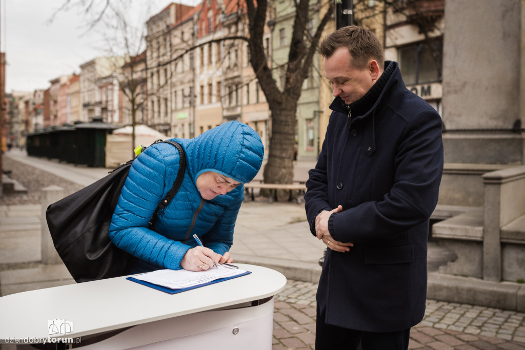Zbiórka podpisów pod kandydaturą Andrzeja Dudy