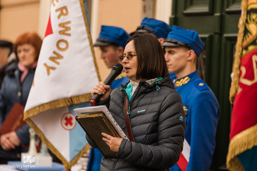 Odsłonięcie tablicy na stulecie powstania PCK