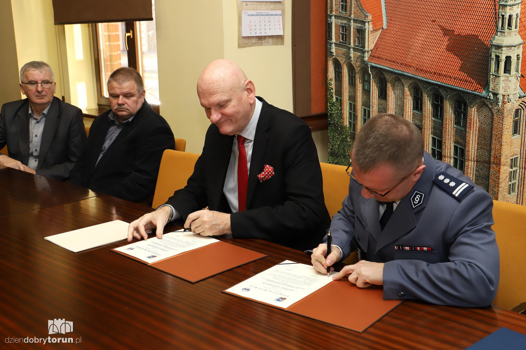 Podpisanie umowy na dodatkowe patrole