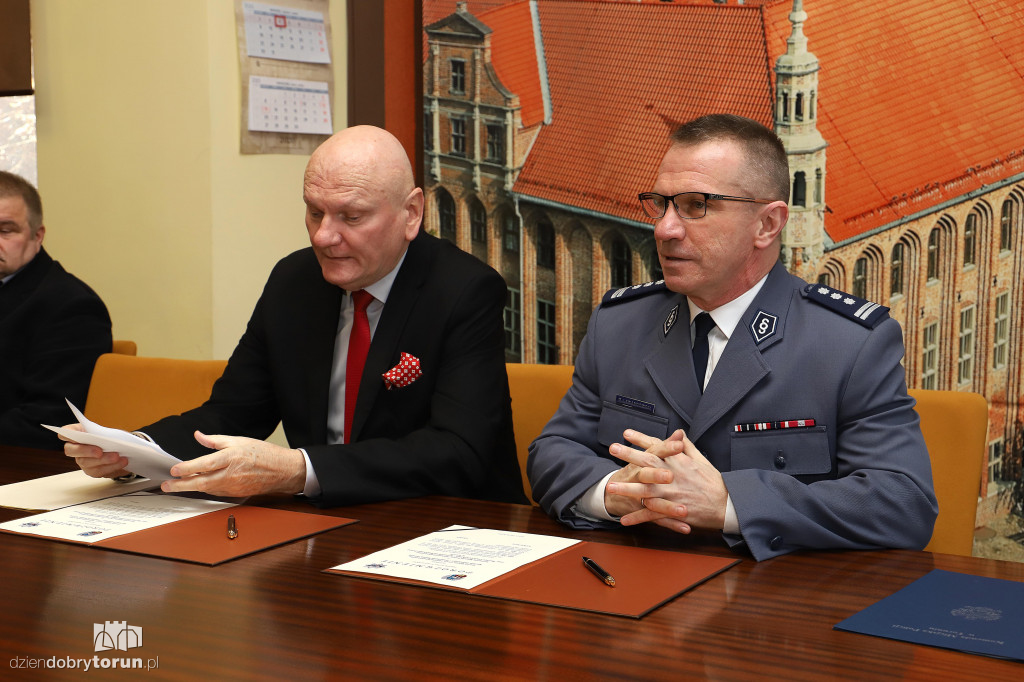 Podpisanie umowy na dodatkowe patrole