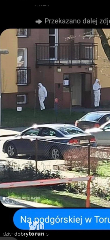 Mężczyźni w białych kaftanach w jednym z bloków