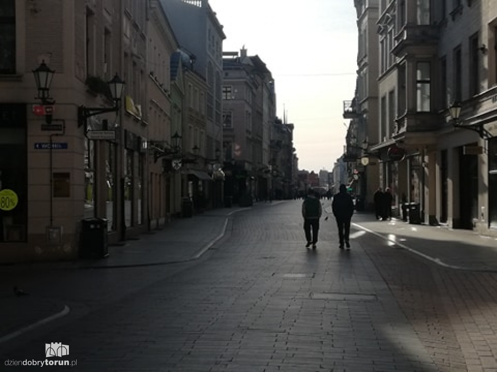 Kompletne pustki na ulicach starówki w Toruniu