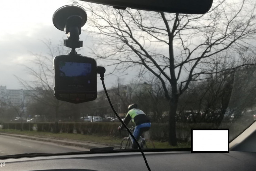 Rowerzysta nie korzysta ze ścieżki rowerowej