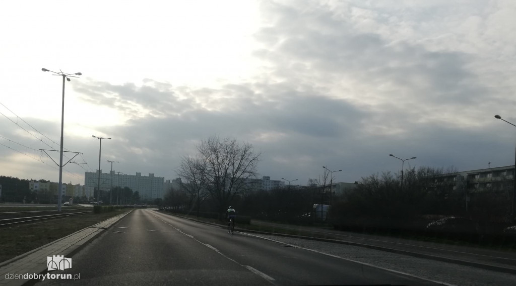 Rowerzysta nie korzysta ze ścieżki rowerowej