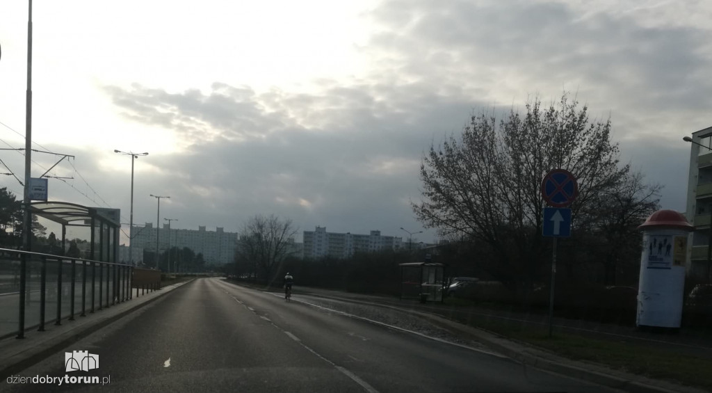 Rowerzysta nie korzysta ze ścieżki rowerowej