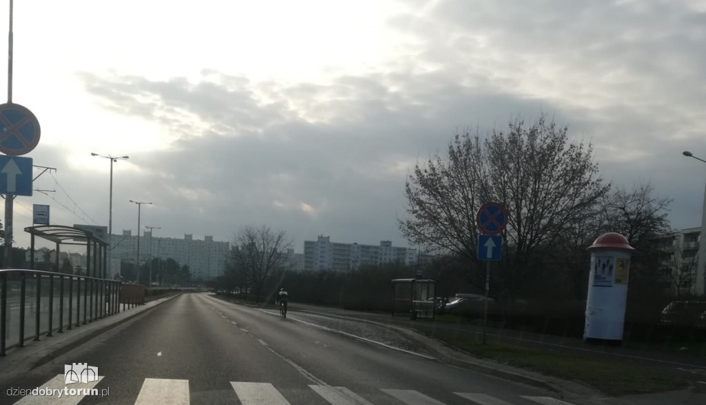 Rowerzysta nie korzysta ze ścieżki rowerowej
