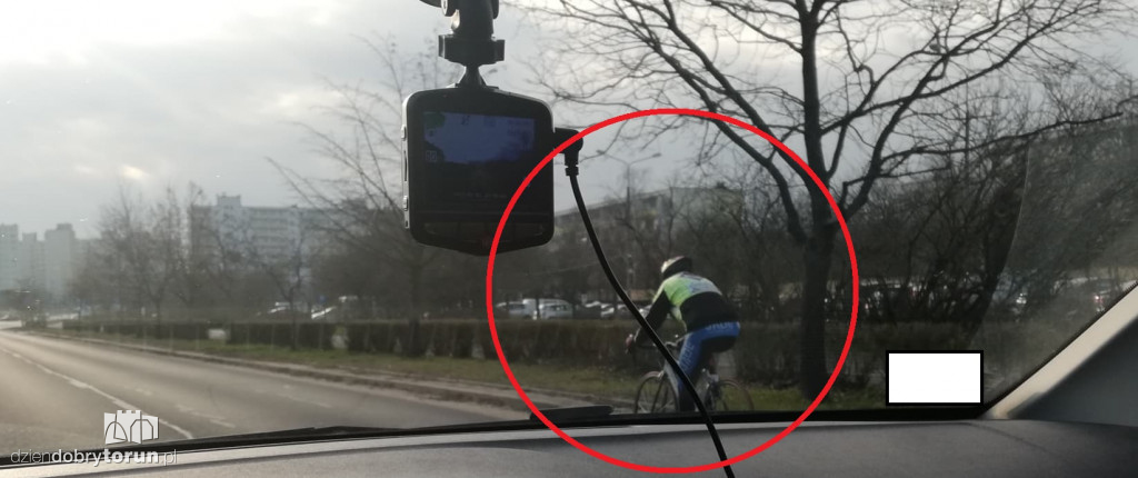 Rowerzysta nie korzysta ze ścieżki rowerowej
