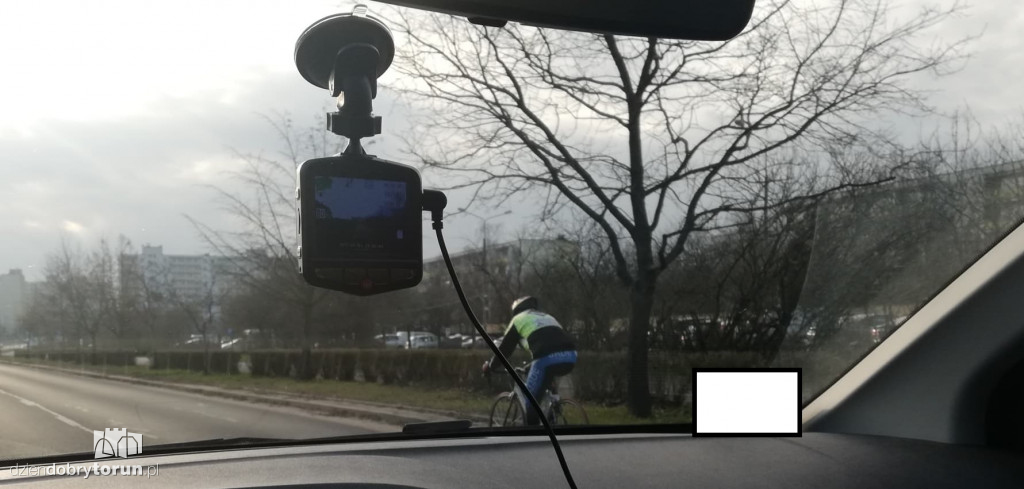 Rowerzysta nie korzysta ze ścieżki rowerowej