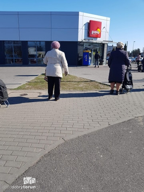 Kolejki przed PoloMarketem na Wrzosach