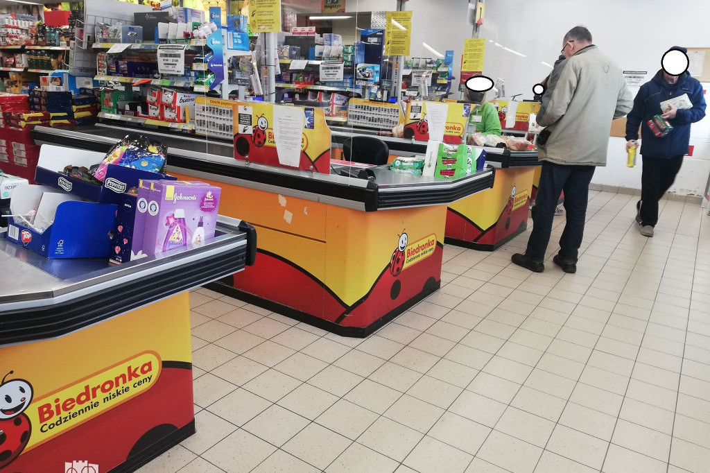 Pleksi i maseczki w Biedronkach