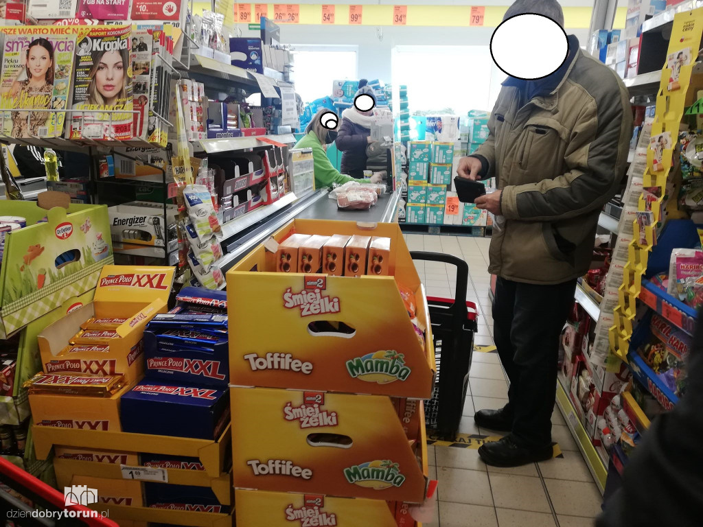 Pleksi i maseczki w Biedronkach