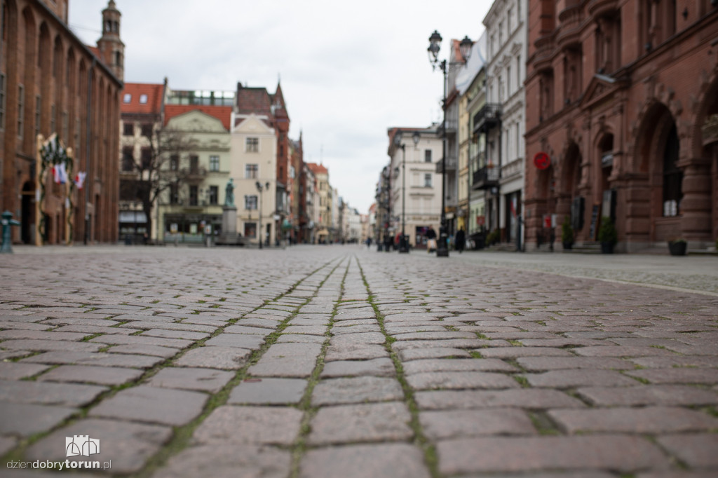 Opustoszałe ulice Torunia w zw. z koronawirusem