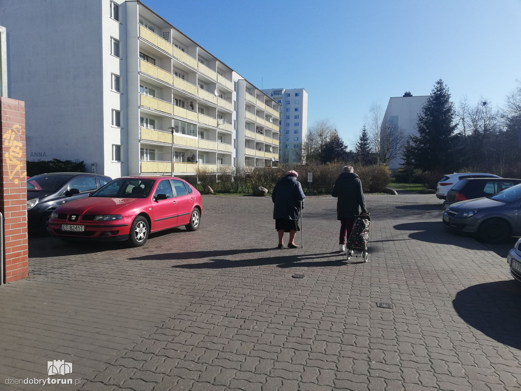 Ludzie starsi w czasie pandemii koronawirusa