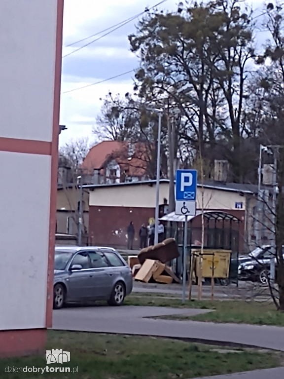 Zalegające śmieci i zbiorowisko prz ul. 63. Pułku Piechoty