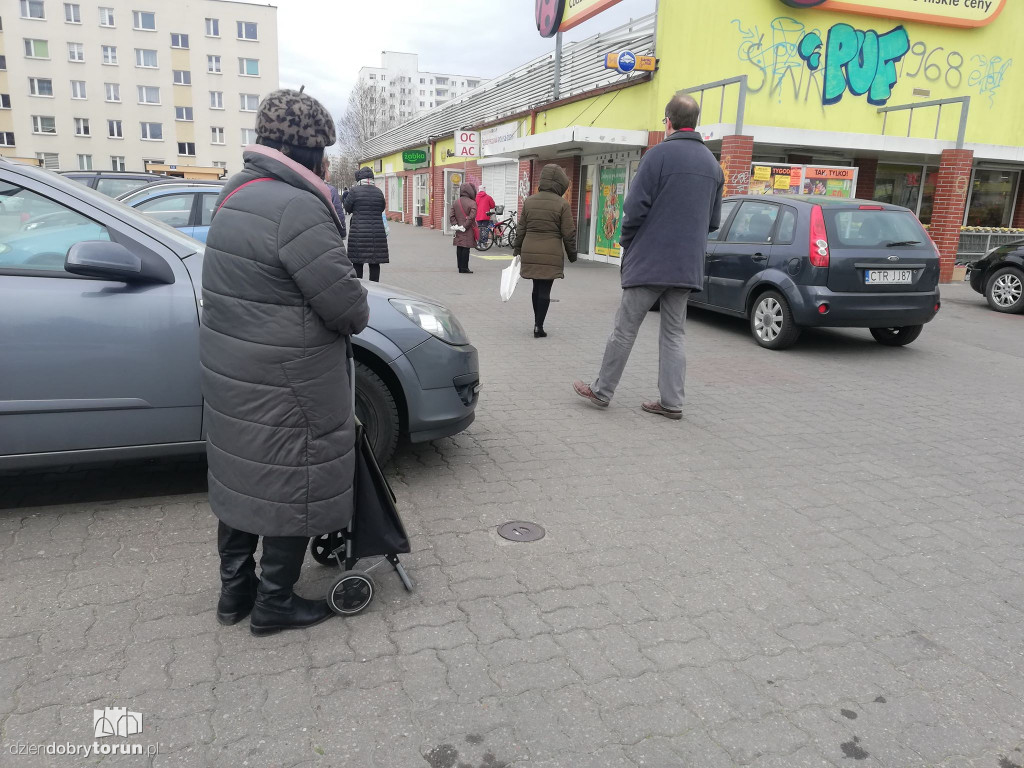 W Biedronkach bez zmian. Starsi nie stosują się do zasad