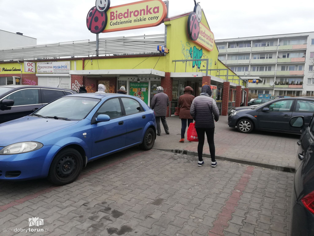 W Biedronkach bez zmian. Starsi nie stosują się do zasad