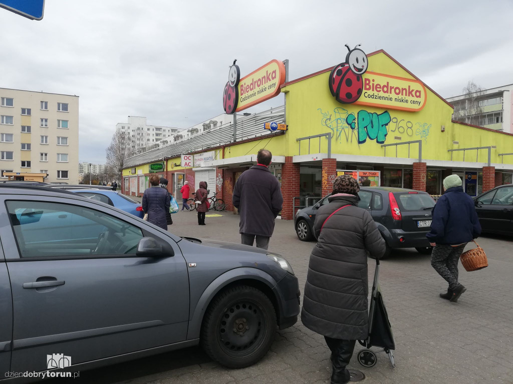 W Biedronkach bez zmian. Starsi nie stosują się do zasad