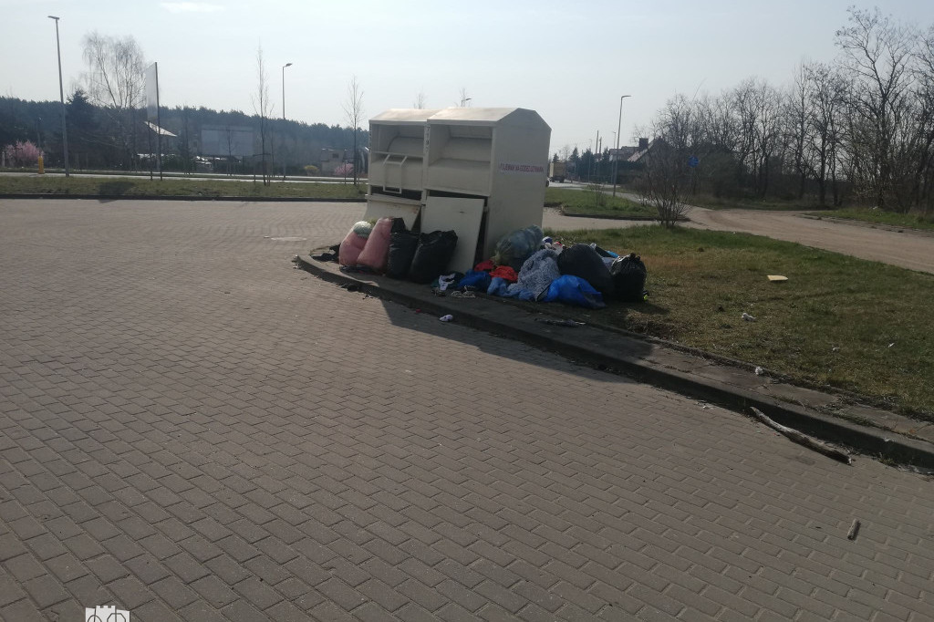 Syf przy pojemnikach na odzież w Kaszczorku