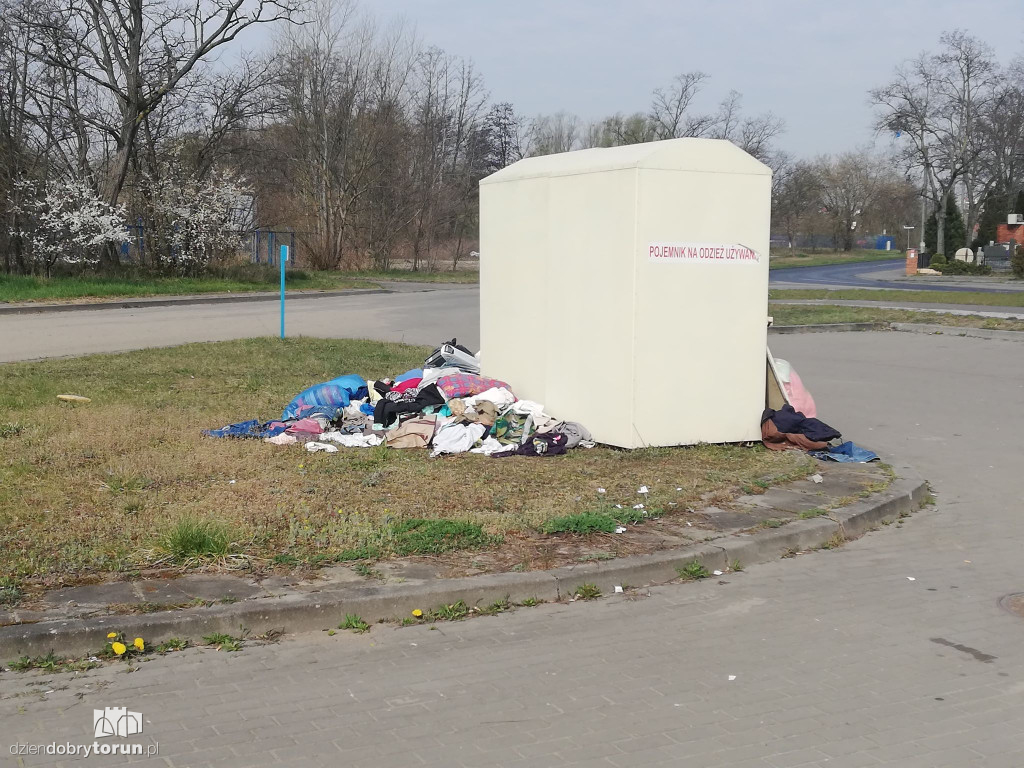 Syf przy pojemnikach na odzież w Kaszczorku