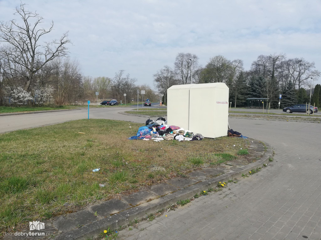 Syf przy pojemnikach na odzież w Kaszczorku