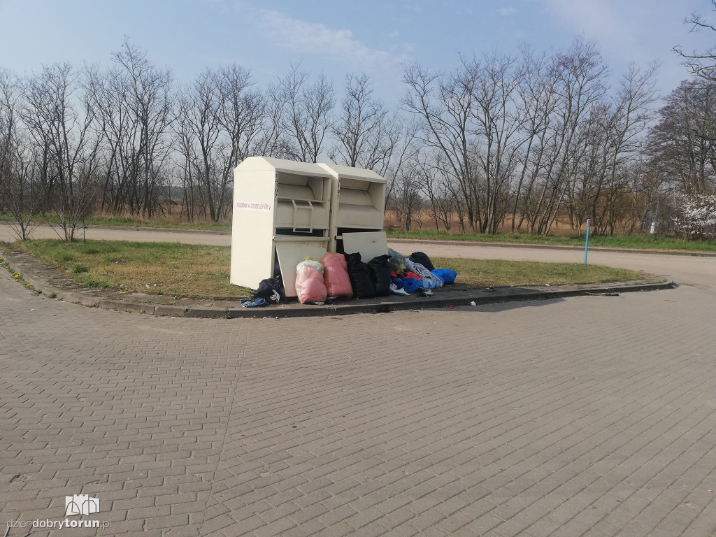 Syf przy pojemnikach na odzież w Kaszczorku